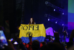Cantante con bandera de Colombia. Epica