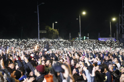 Público con celulares encendidos