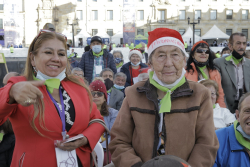 adultos mayores en público
