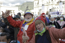 adultos mayores en público
