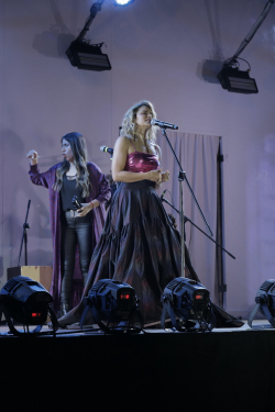 Adriana Lucía cantando