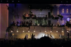 escenario con bailarines