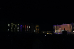 escenario árbol de la abundancia, con público y luces