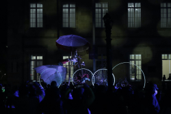 estructura de bicicleta gigante con artistas
