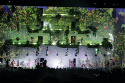 escenario con artistas que danzan