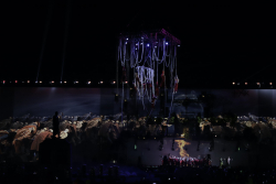 estructura elevada con artistas danzando