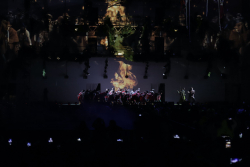 estructura elevada con artistas danzando