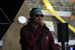 cantante de hip hop en escenario