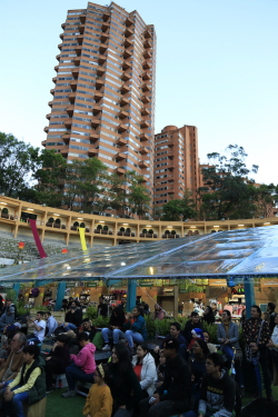 gente en público observa escenario