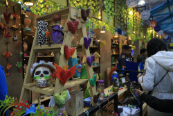 compradores en stand comercial