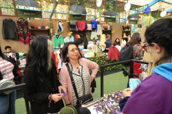 compradores en stand comercial