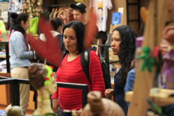 compradores en stand comercial