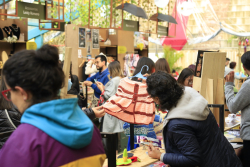 feria comercial, comerciante muestra vestido