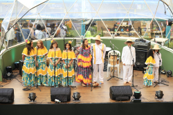 grupo musical tradicional en escenario