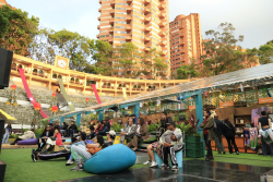 público observa escenario