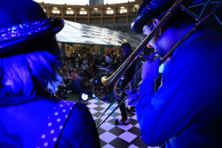músico toca trompeta