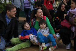 familia observa show