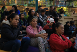 familia observa show