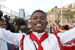joven afro baila cumbia