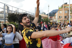 joven baila cumbia