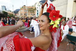 señora baila cumbia