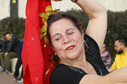 mujer baila cumbia