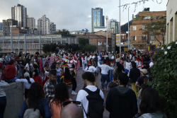 gente en galería santa fe bailan cumbia