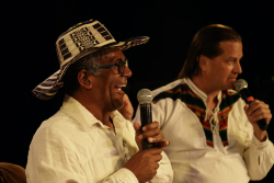 expositor habla por micrófono