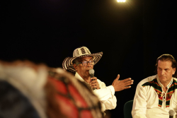 expositor habla por micrófono