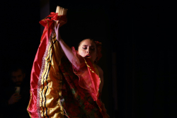 mujer con traje de cumbia