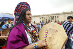 mujer tocando tambor