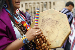mujer tocando tambor