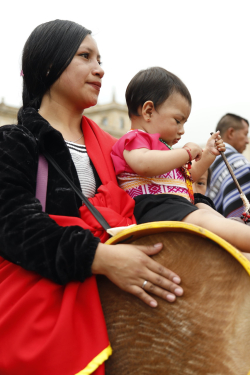 mujer y niño  tocando tambor 