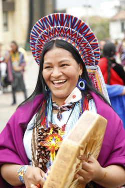 Mujer Inga toca tambor