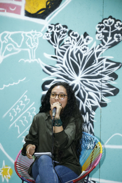 mujer conferencista 