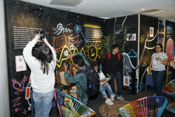 niños se toman foto en stand