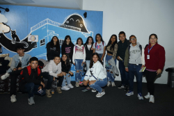 grupo de jóvenes en stand