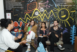 grupo de personas escucha lectura de libro