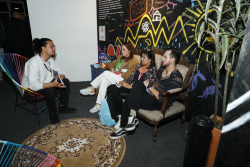 grupo de personas escucha lectura de libro
