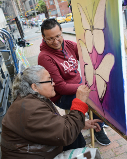 Artista pinta cuadro
