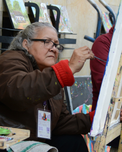 Artista pinta cuadro
