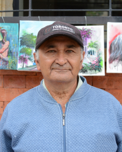 artista pintor con obras