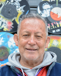 artista pintor con obras