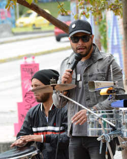 artistas de calle cantan