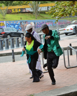 artistas de calle bailan