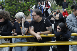 Familia observando comparsa