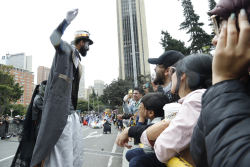 Comparsero saluda al público