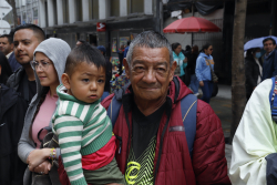 Adulto mayor con niño en brazos