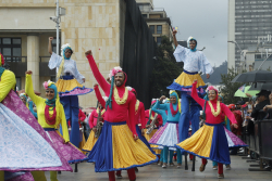 grupo de comparseros baila