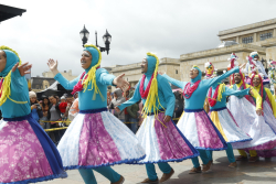 grupo de comparseros baila